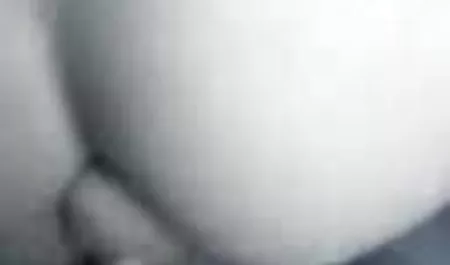 뚱뚱한 pornoroliki 여자를 돌아 딜도에서 유리 조각 1